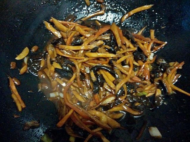 杏鲍菇味道鲜美,搭配不同的食材和调味料,特别的下饭