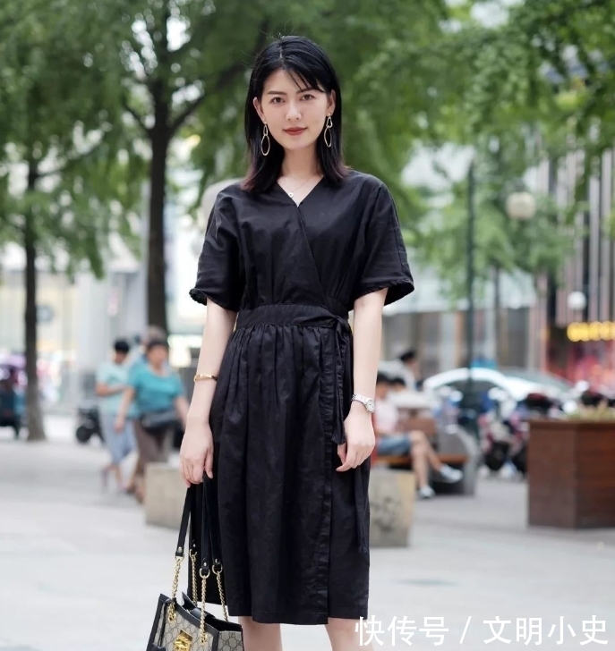 女性|时尚的紧身打底裤小姐姐,秀出魅力动人,显出女性的成熟气息