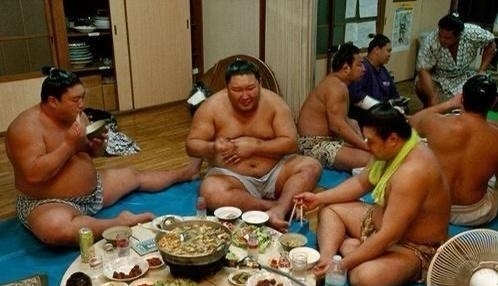 相扑运动员|日本相扑选手真实生活:为增重吃常人10倍饭量,睡觉必带氧气罩