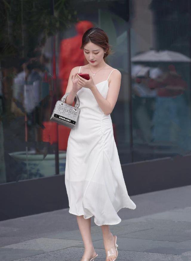 时尚又美感爆棚的裙子，适合年轻又气质的小姐姐，简单又有质感