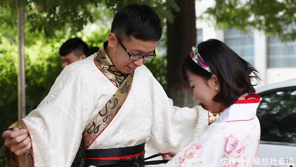 汉服|历史老师穿“龙袍”上课火了，举手投足皇帝范儿，学生笑岔气