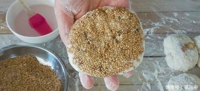 烧饼|芝麻烧饼这样做真香，不揉不擀面，更不用调油酥，出锅一盘不够吃