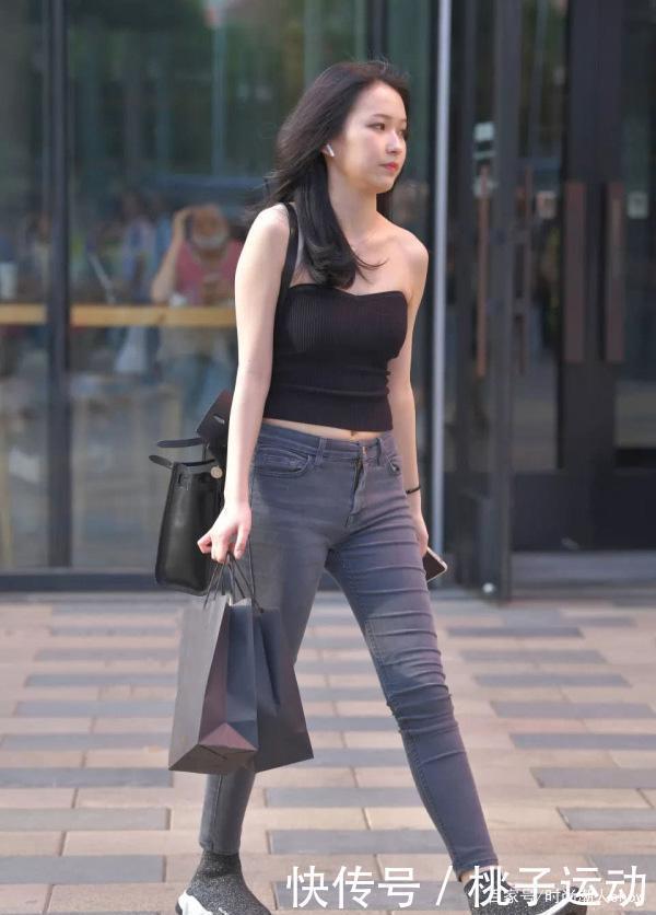 不规则上衣搭配牛仔裤,抢镜又迷人呢