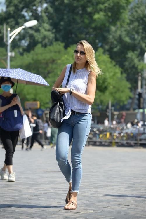 搭配 穿紧身牛仔裤,你会怎么搭配,要休闲还是正式一些