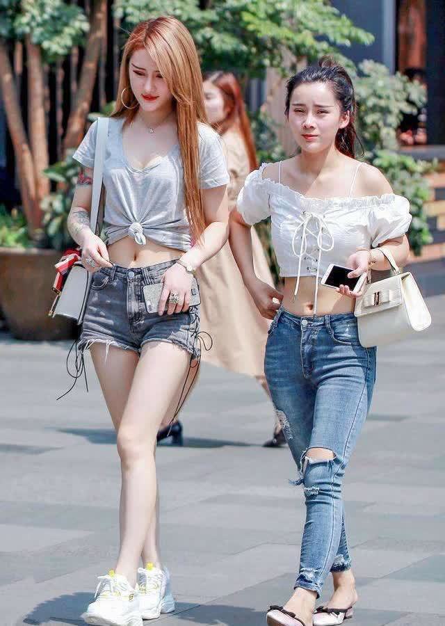 街拍：美女看起来很有都市丽人的感觉，黑色连衣裙优雅大方