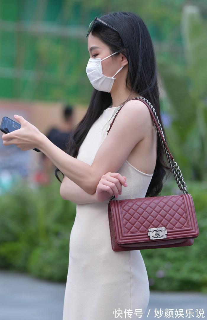 无袖 米黄色无袖连衣裙，气质优雅，穿着迷人