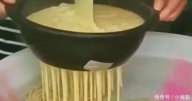农村大妈不用和面,一盆热水就能做出面条,还是第一次见到做法
