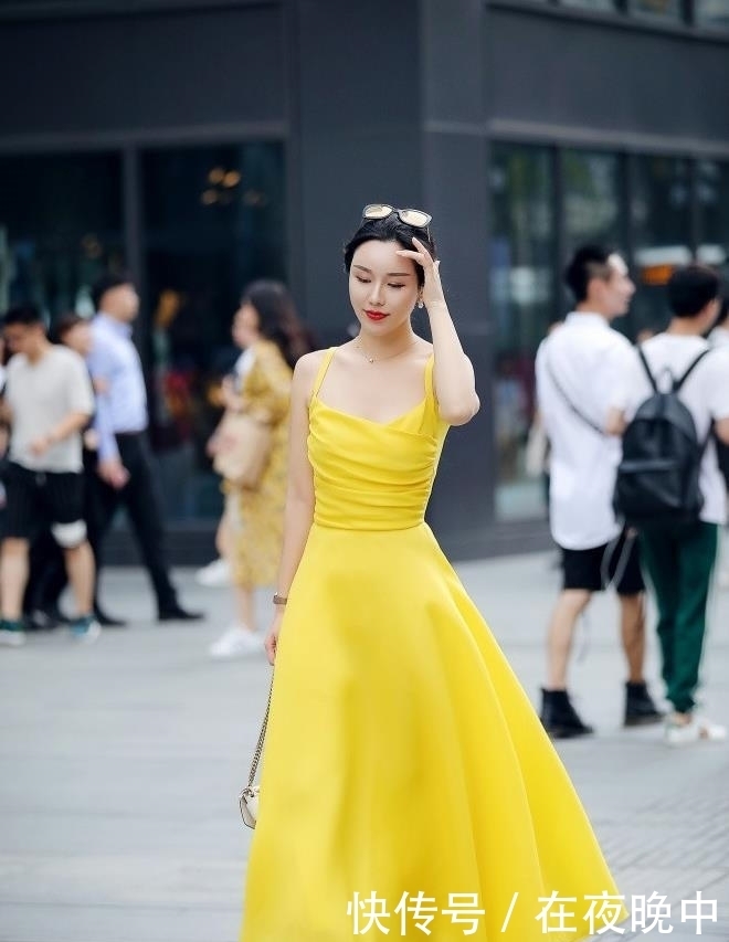 街拍:面容甜美的小姐姐,飘逸长裙穿出秀丽潇洒好气质