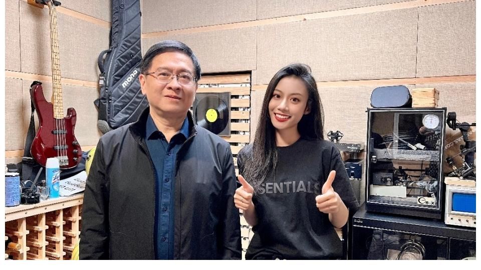 太驚喜了，姚貝娜父親跟伍珂玥合作，新歌來襲，相當(dāng)期待