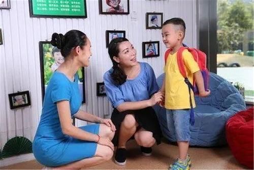 幼儿园老师|幼儿园老师发现孩子衣服标签被剪，知道原因难接受，园长请退园