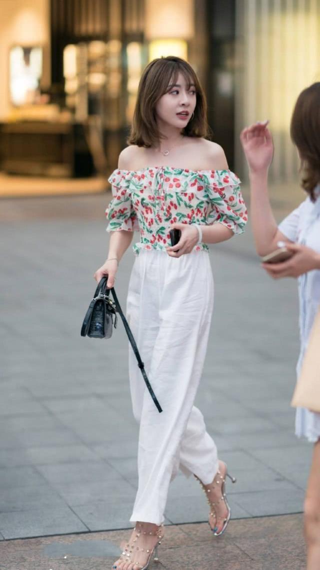 街拍:俏皮可爱的小姐姐,简单的背心搭配运动裤,活力十足