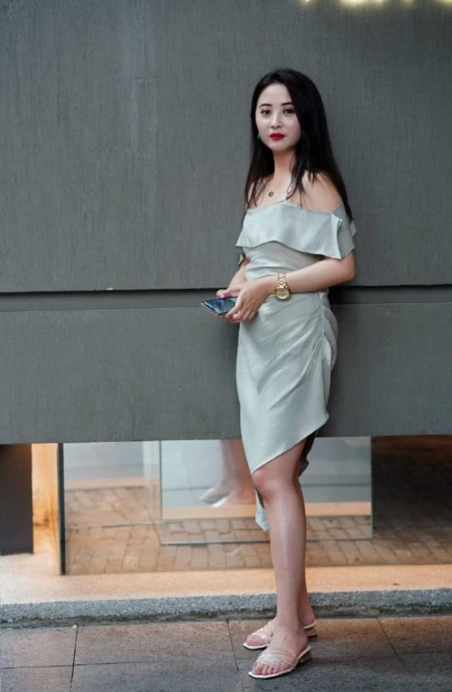 街拍:清新的白色裙子很显淑女气质,让你看起来非常的年轻活力