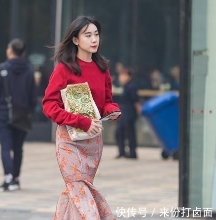 美女|街拍：美女出街，怎么样更加迷人，合适的穿搭最能凸显你的美！