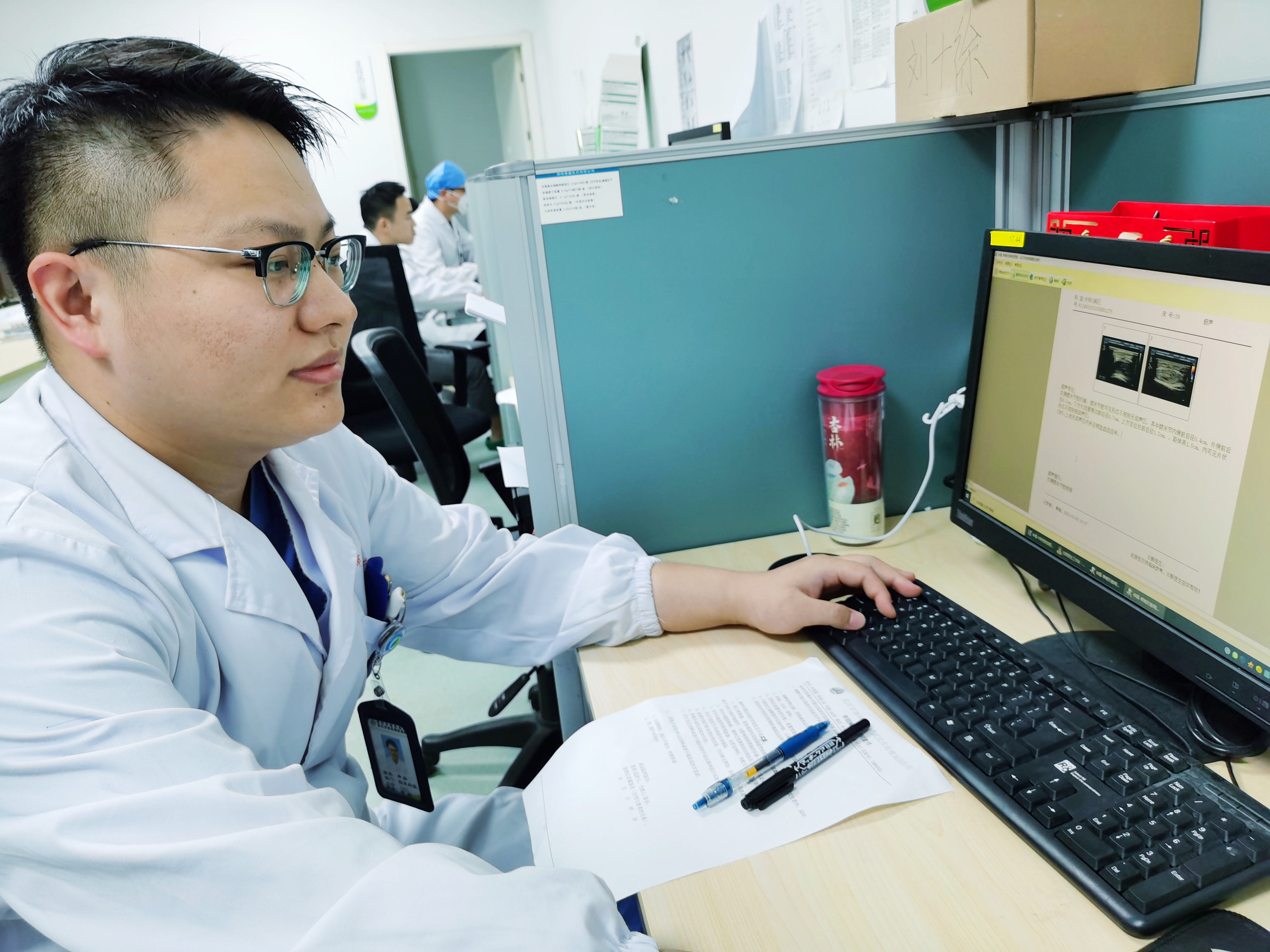 膝关节|最“爱”肺的结核“跑”进膝盖里,治愈后男子写千字感谢信贴在医生门口