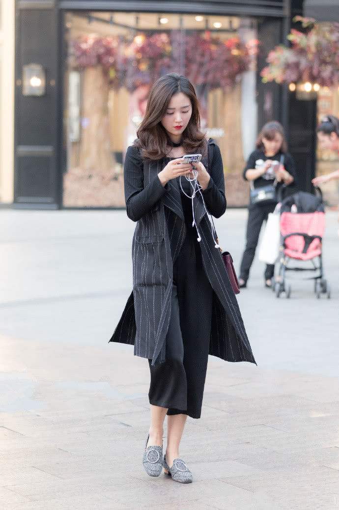  长裙|街拍：喜欢穿低领长裙的小姐姐，身材都很迷人