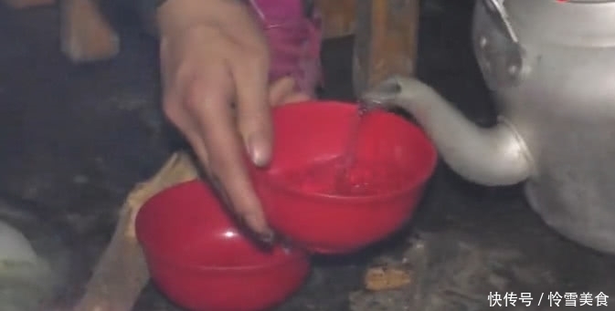 贵州农村人的年夜饭,吃饭不用桌子,看到酒壶整个人都“石化”了