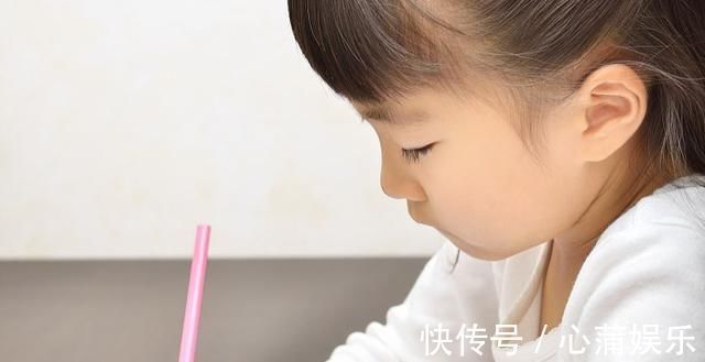 妈妈|小学生995分试卷走红,妈妈看到扣分的题目,感动得抱娃直亲