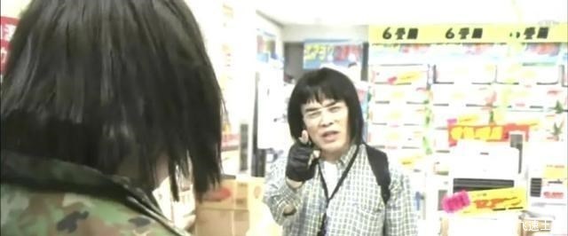 自产|某宅男身穿LoveLive周边衣服,用自产阿帕茶泼向女性,觉得很有趣