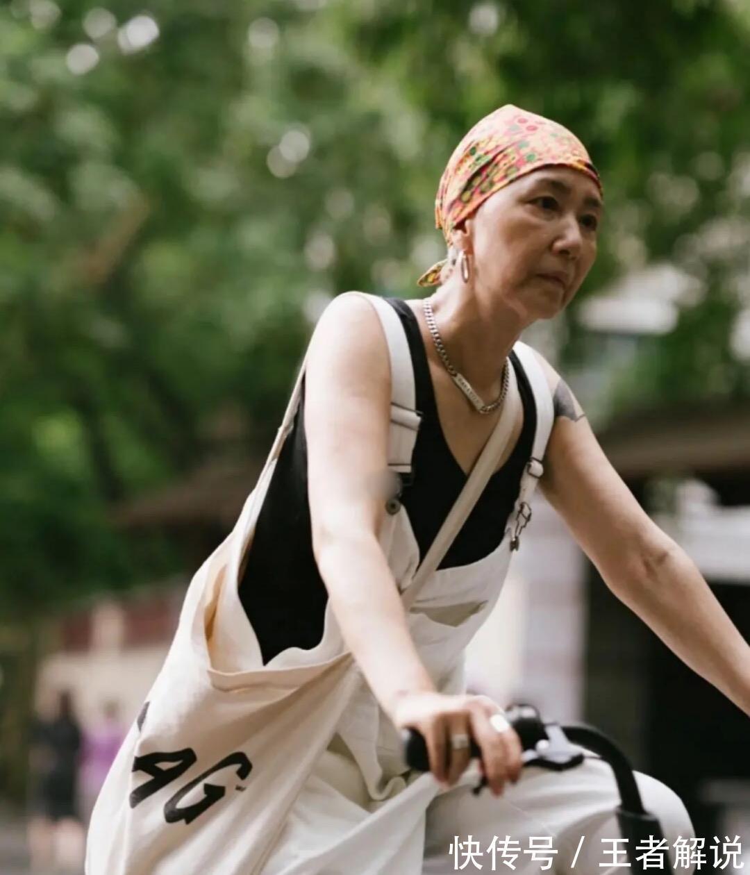 单车|60岁上海奶奶真时髦!穿背带裤骑单车出门,头上裹块花头巾好拉风