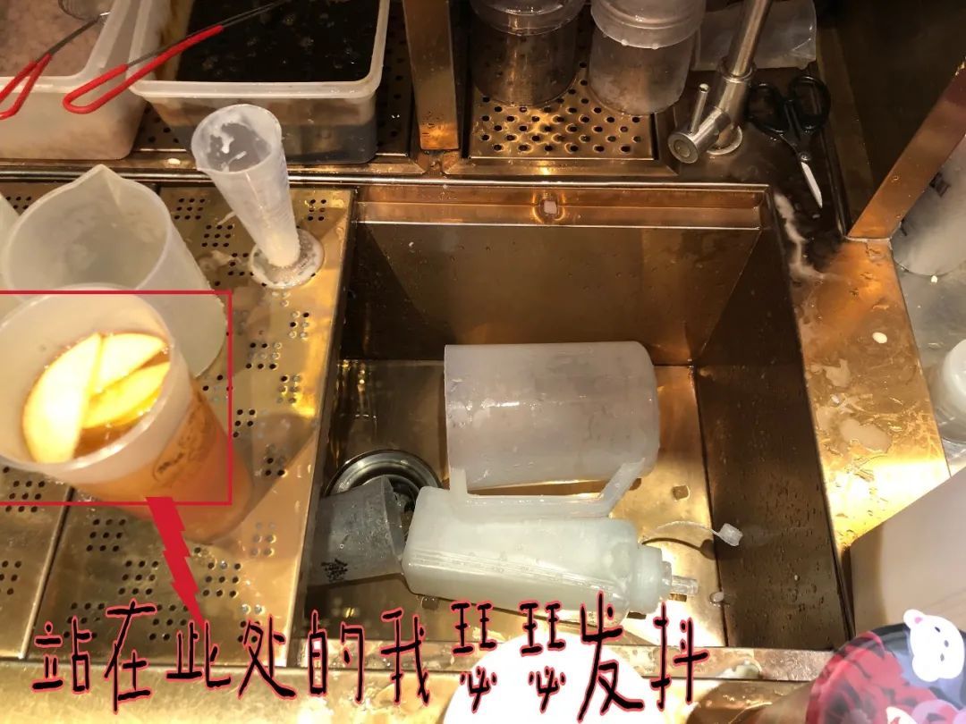 一点点、茶百道……这就是知名奶茶店的后厨！看到这幕恶心到了