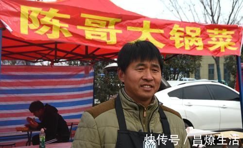集市|农村人邻省偷学大锅菜，真材实料香喷喷，10元一碗管吃饱