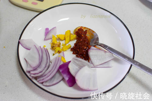 鲫鱼|跟一位大排档的师傅学来的烧法，这里的调料，肉嫩味香，太好吃了
