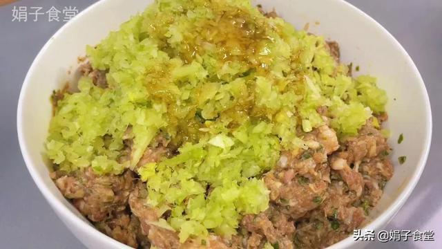 猪肉饺子好吃有窍门,调馅多加这一步,比饺子馆的好吃,又鲜又香