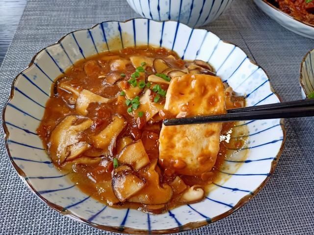 香菇酱汁淋豆腐|好吃绝了!午餐4个菜,个个喜欢全光盘,网友:家里有矿吗?