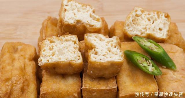 大葱放进去|立冬后,油豆腐和它绝配,香嫩爽口,没肉也香,1周不够吃