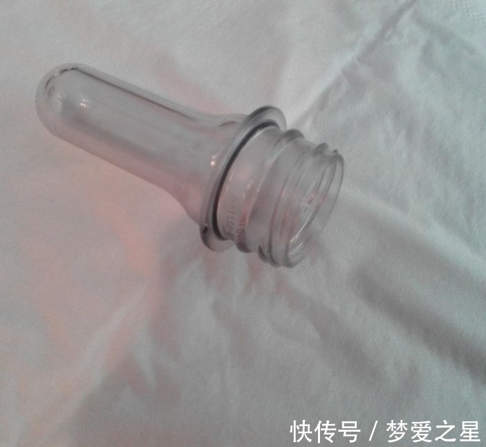 矿泉水瓶|25张罕见的照片,现代战舰的底部太科幻,好像动画片里的飞船