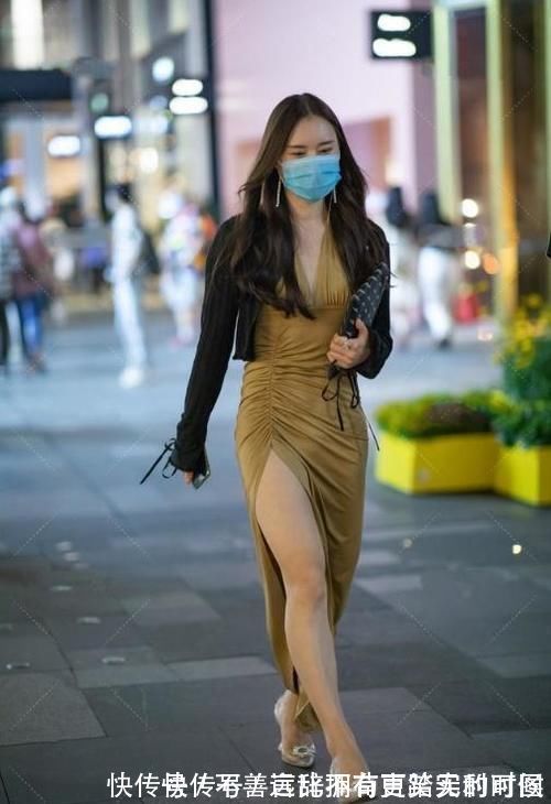 轻熟|姜黄色褶皱高开叉长裙,外披黑色开衫,优雅美丽尽显轻熟的美