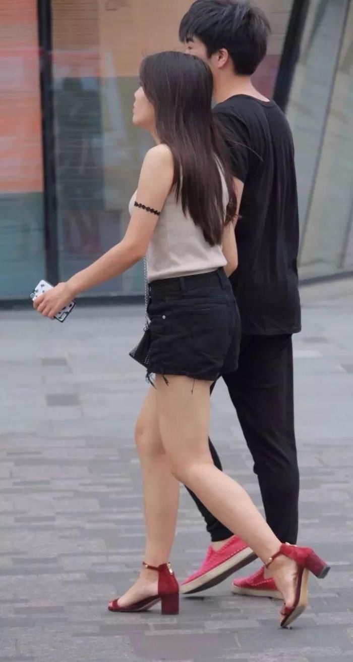 幸福|街拍：被男友牵着手，好幸福