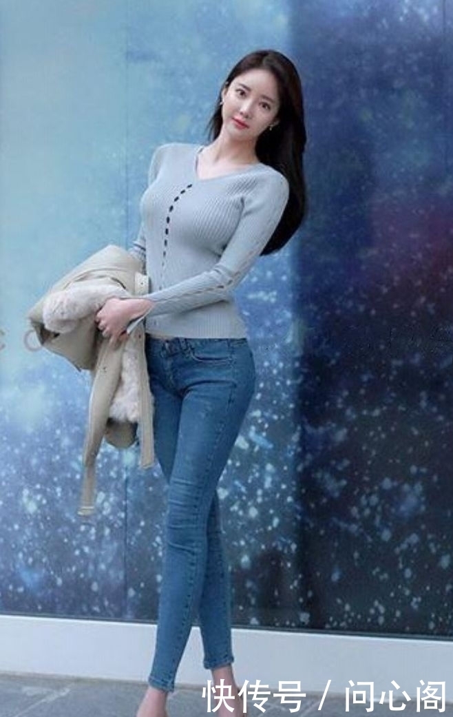 背心|街拍:牛仔裤辣妈,搭配白色背心,身材显得潮范儿十足!