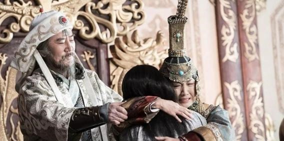 妻子|铁木真妻子被敌国掳走,遭受欺凌不幸怀孕,他为何坚持让孩子出生