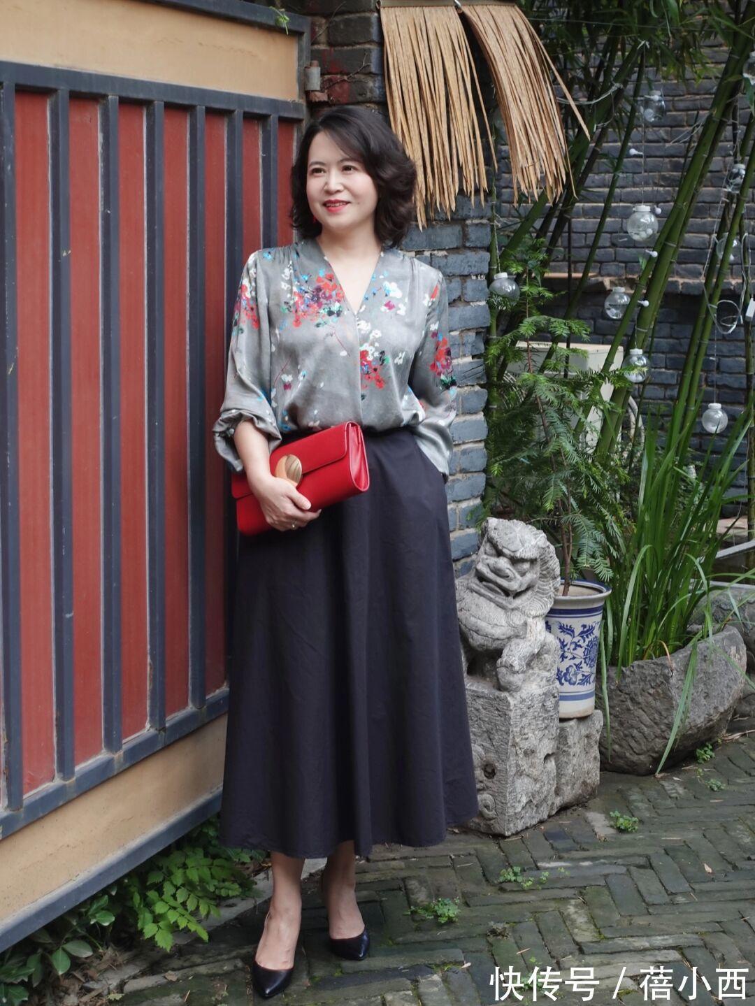 连衣裙|这才是50岁普通女性的穿衣典范，优雅高级显气质，岁月从不败美人