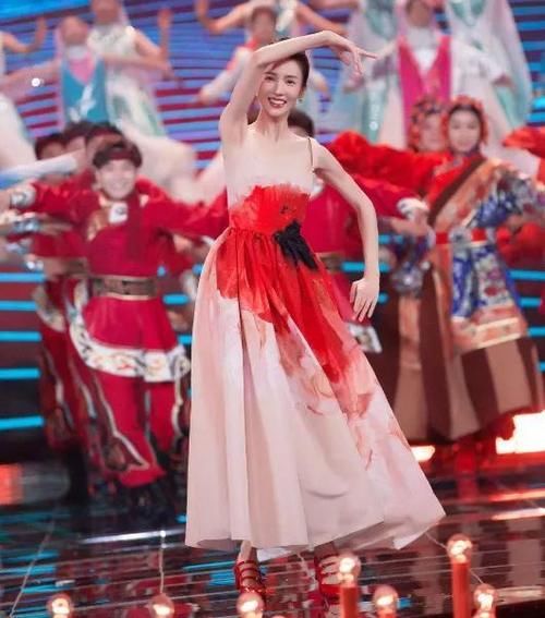 谢霆锋|央视国庆晚会：胡歌一人分饰五角，李雪健一开唱中国式浪漫破防了