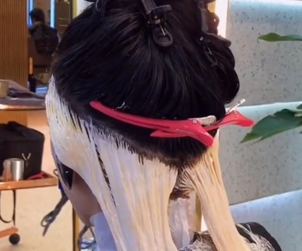 新发型|女孩换了款气质型挂耳染发,看到最后男生们不淡定了,女生:有点嫉妒了