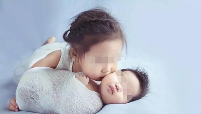 家有二胎,只有一个鸡腿该给谁孩子真正在意的并不是鸡腿