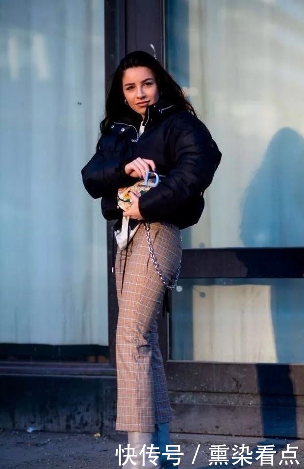 小仙女可以|别老穿大衣+阔腿裤,羽绒服搭阔腿裤更配,轻松提升气场