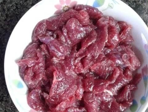姥姥|炒牛肉,别只会用淀粉腌制,姥姥说少了“它”,牛肉柴老不够香