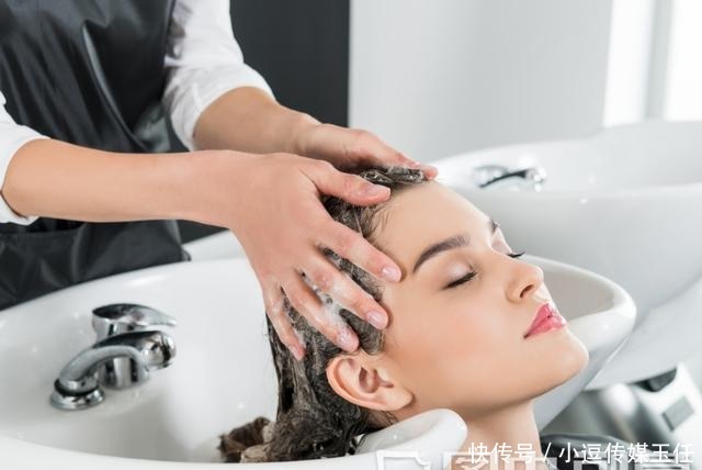 洗头时经常掉一把头发?建议洗发时注意这3点,很实用