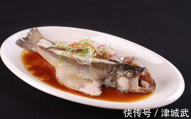 清蒸鲈鱼时，牢记两个窍门，鲈鱼又鲜又嫩还没有腥味