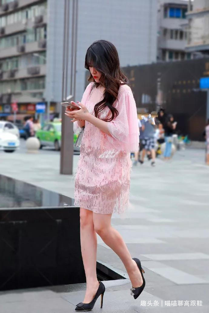 美女脚上穿着一双尖头的高跟鞋,让她身上散发着仙女般的气息