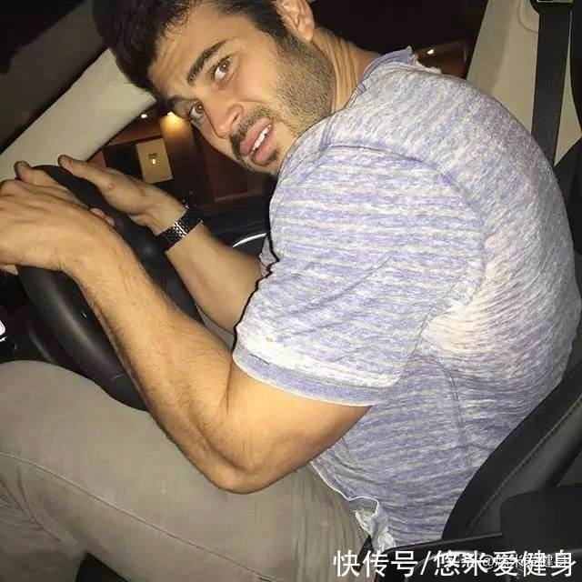 肱二头肌|美国肌肉帅哥身高2米，杠铃深蹲180公斤，4个动作提升手臂围度