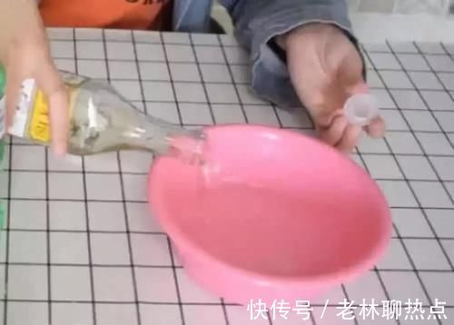 玻璃用清水擦,擦不干净,老保洁员说:水里加点便宜货,干净又透亮