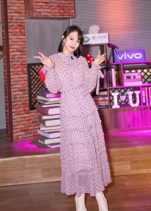 建议皮肤黄的女性，少穿黑白灰！多穿这三种“颜色”，非常显气质