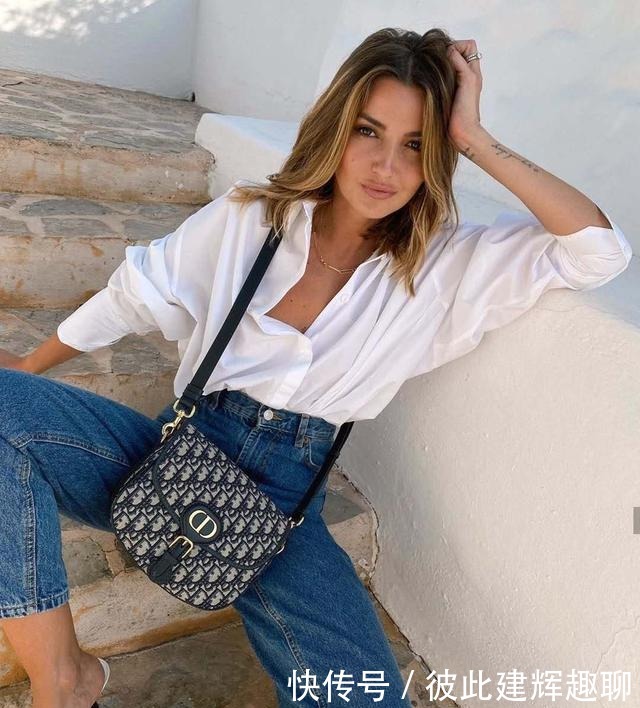 周涛都这么时髦了?绿色衬衣配伞裙,马尾用5毛钱皮筋扎出新花样