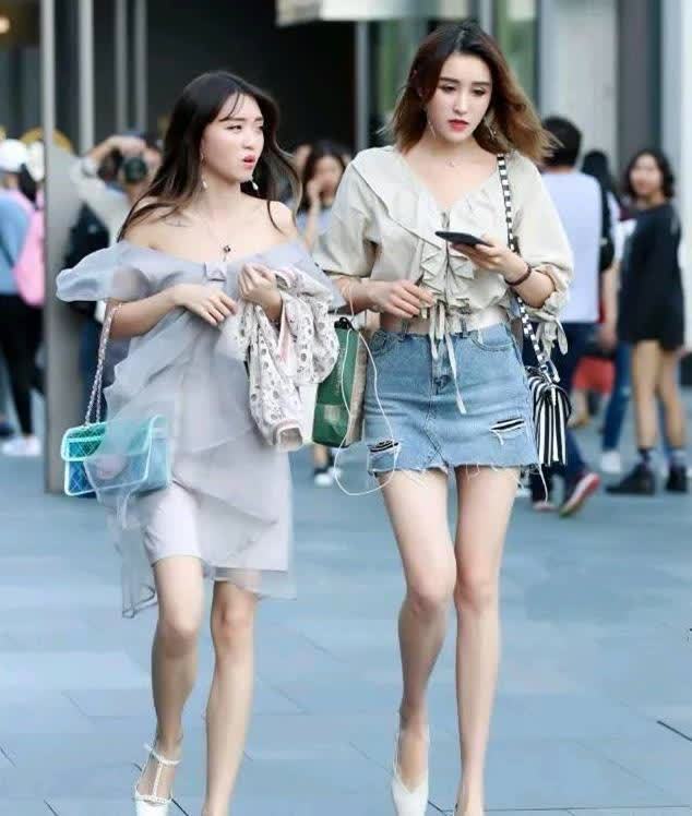 抹胸衣 云髻峨峨的美女, 一件抹胸衣配黑色长裤, 尽显成熟女人韵味