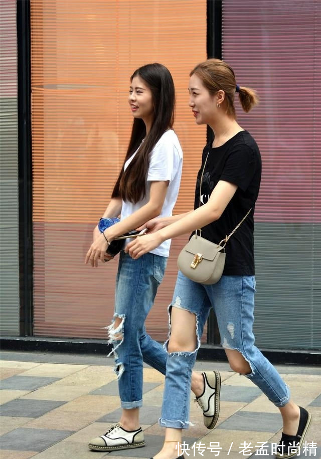 蕾丝|街拍,美女身上穿着一件黑色的吊带连衣裙,显得更加的高贵