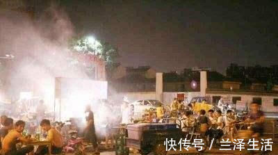 宝妈|“最碍事”的宝宝火了,被吃烧烤的爸妈放在包里,网友:心多大!